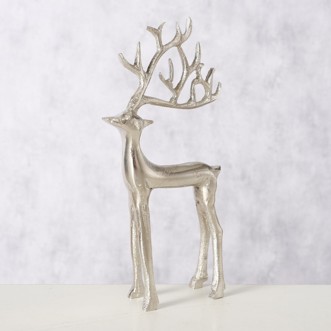 Dekorativer Hirsch aus vernickeltem Aluminium in glänzendem Silber, 19,5 cm hoch, handgearbeitet mit stabilem Standfuß
