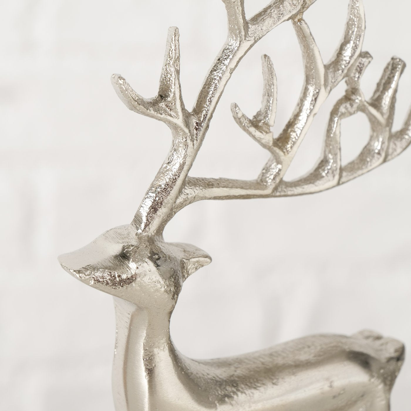 Dekorativer Hirsch aus vernickeltem Aluminium in glänzendem Silber, 19,5 cm hoch, handgearbeitet mit stabilem Standfuß