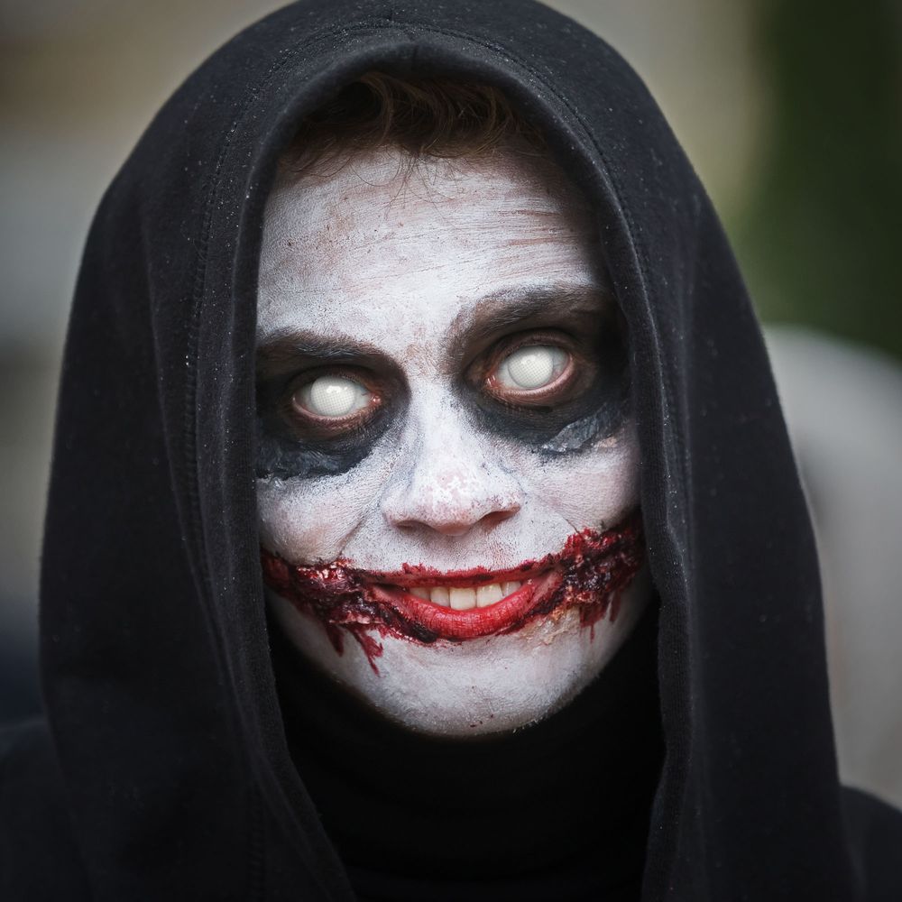 Kontaktlinsen Behind Bars